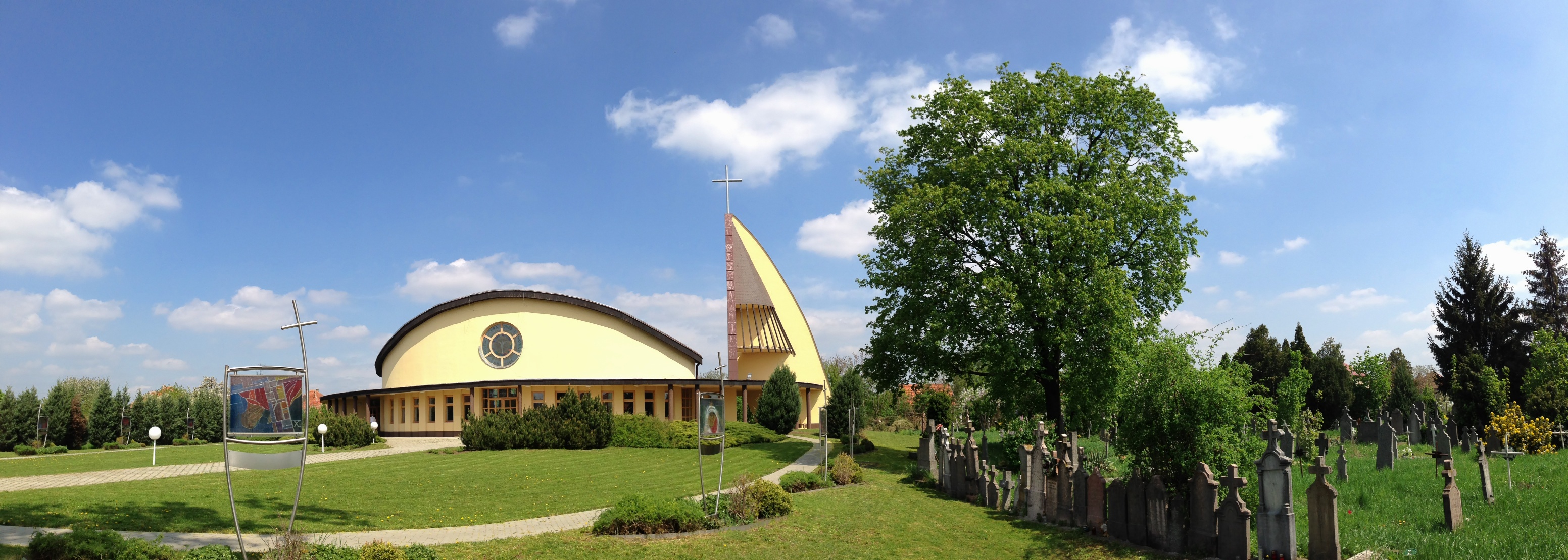 Filiálny kostol Božieho milosrdenstva v Kostolnom Seku - 28.4.2013, 11:55 h, exteriér, južný pohľad