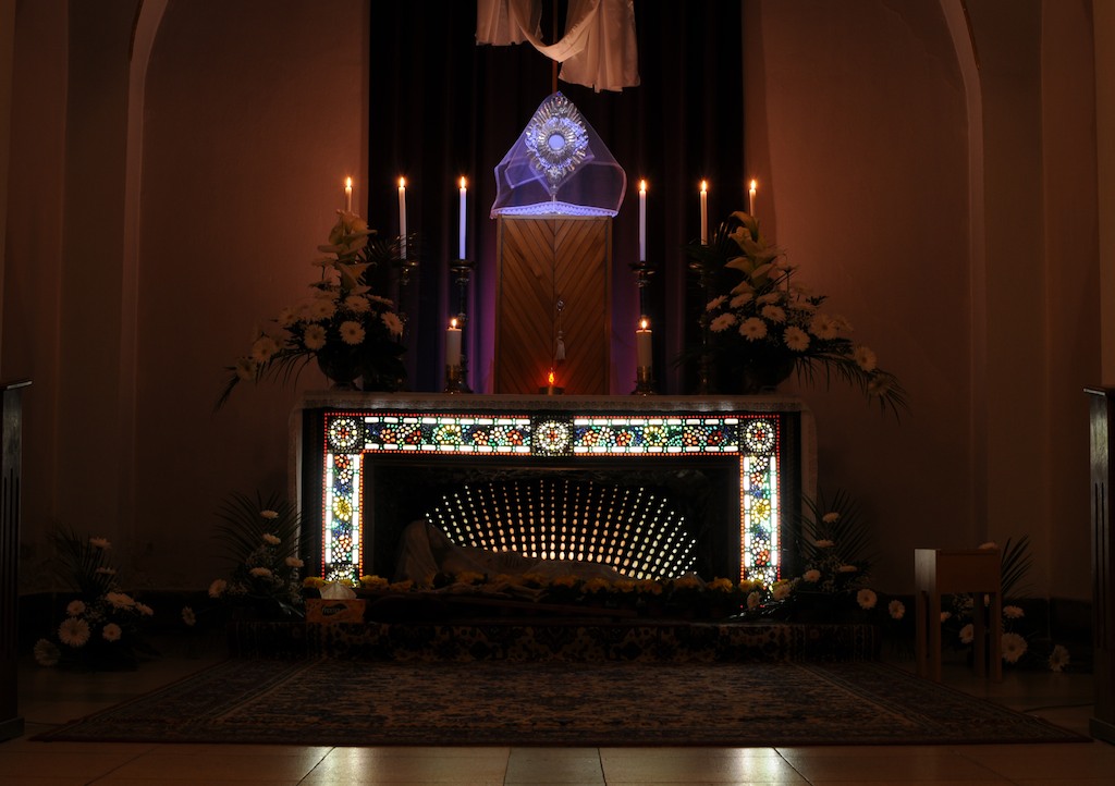 Adorácia v "Božom hrobe", Farský kostol sv.Štefana Šurany, 29.3.2013,  01