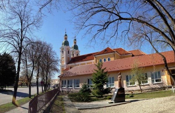  	 Farský kostol a jubilujúca Cirkevná ZŠ, 1992-2012 - jar 2012, Námestie Hrdinov, Šurany