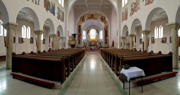 Farský kostol sv.Štefana, prvomučeníka v Šuranoch - 15.5.2012, 13:55 h, interiér, panoramatický pohľad na oltár