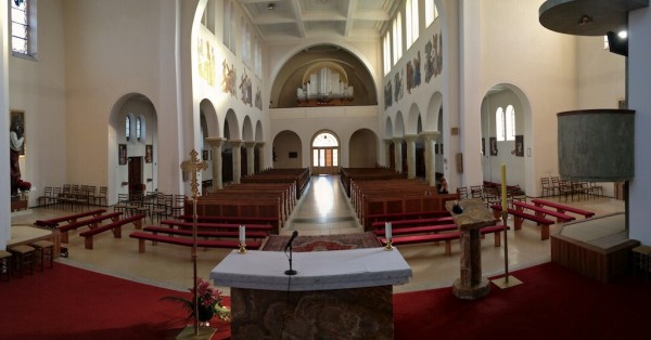 Farský kostol sv.Štefana, prvomučeníka v Šuranoch - 15.5.2012, 18:49 h, interiér, panoramatický pohľad na oltár a chór