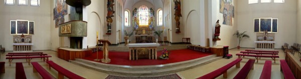  	 Farský kostol sv.Štefana, prvomučeníka v Šuranoch - 16.5.2012, 13:51 h, interiér, panoramatický pohľad na tri oltáre