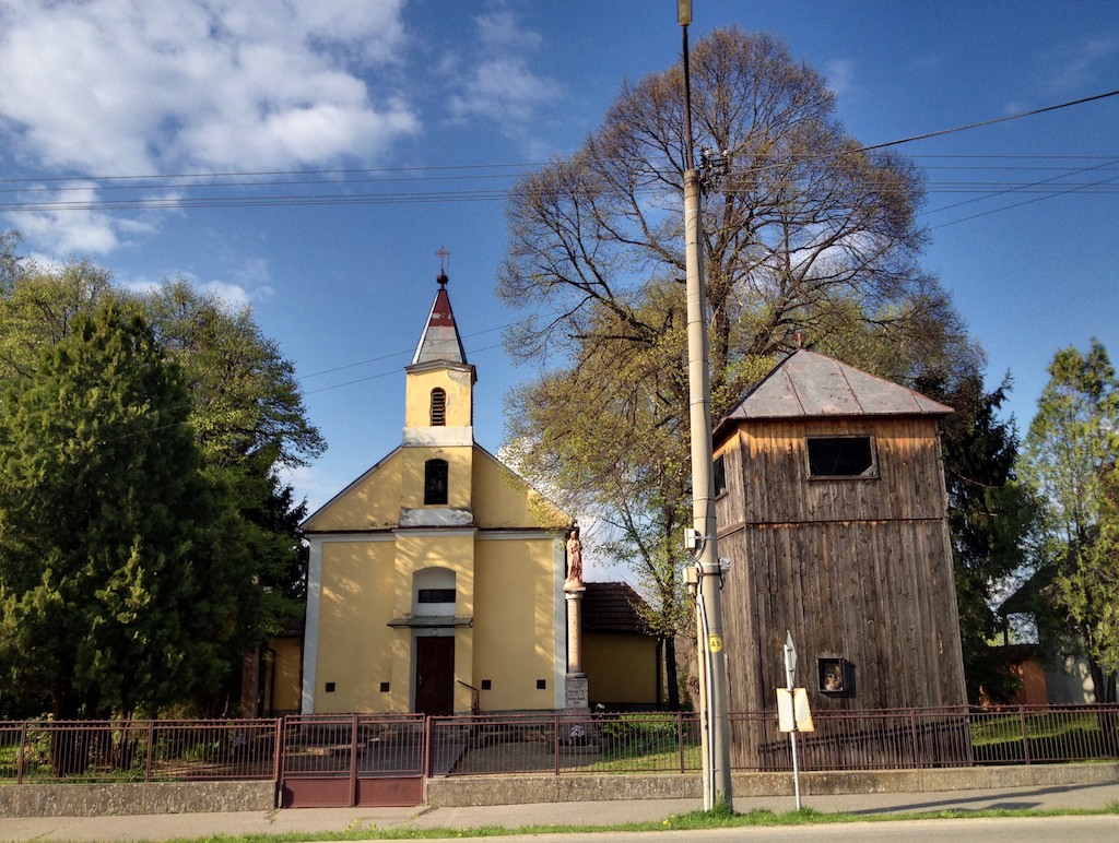 Drevená zvonica s tromi zvonmi pri kostole P.M.Ružencovej - 21.4.2012, pohľad z Kostolnej ulice v Kostolnom Seku 02