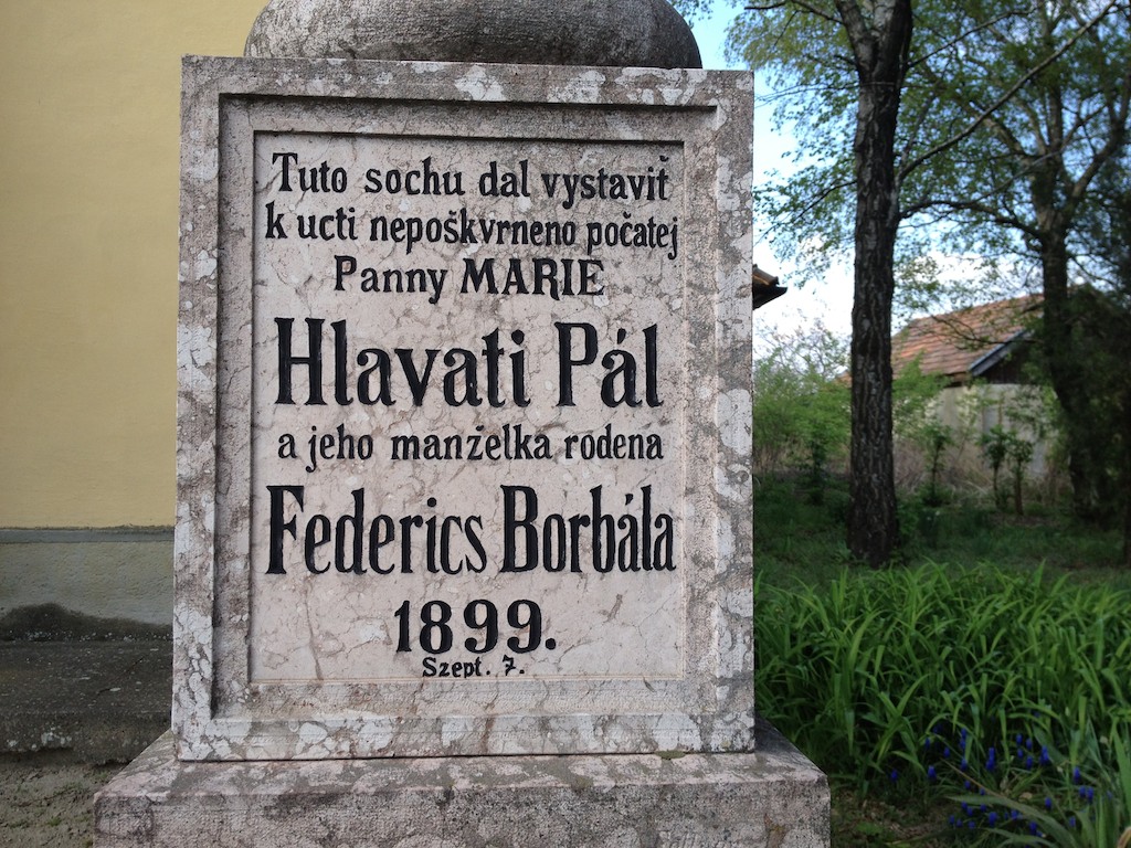  	 	 Socha Panny Márie Nepoškvrnenej pred kostolom P.M.Ružencovej - 21.4.2012, pamätný kameň na stĺpe