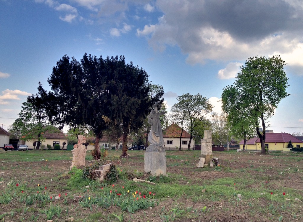 Náhrobné kamene v starom cintoríne v Šuranoch - 21.4.2012, ulica Žofie Bosniakovej 
