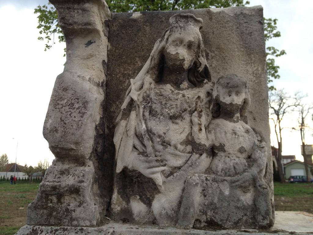  	 Náhrobný kameň: P.Mária s Ježišom v starom cintoríne - 21.4.2012, ulica Žofie Bosniakovej v Šuranoch 02